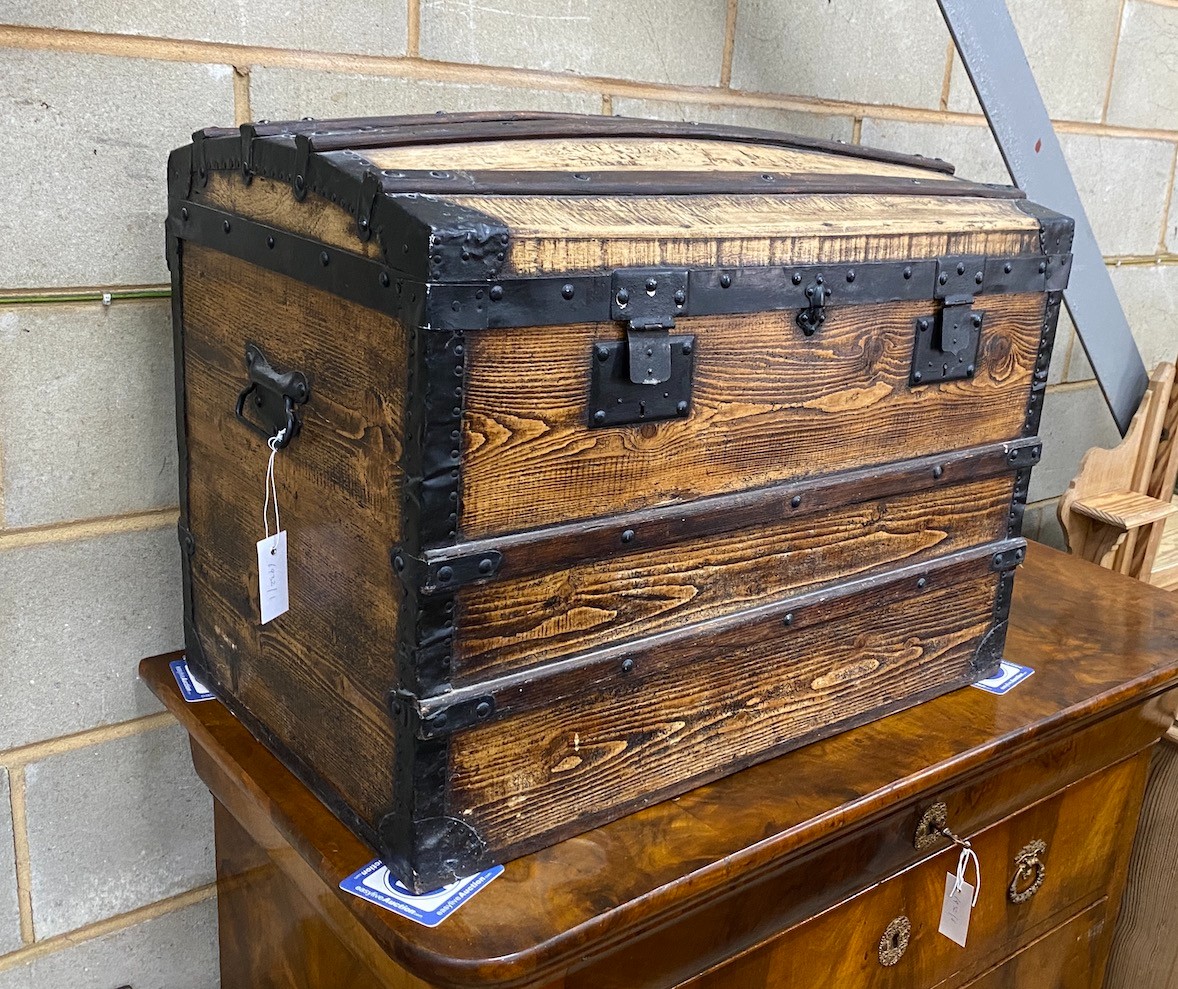 A metal bound domed top steamer trunk, 57 cm high, 76 cm wide, 49 cm